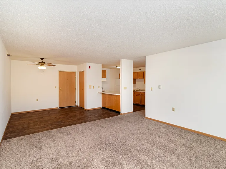 Hutchinson, MN Deer Park Apartments | 21A | Living