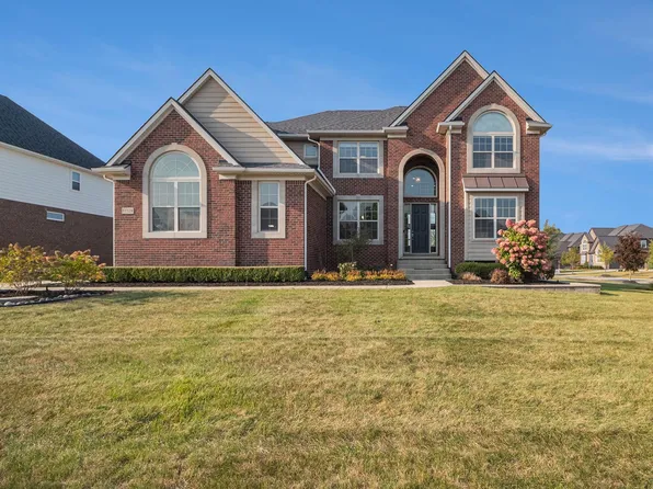 51528 Turnburry Dr, South Lyon, MI 48178