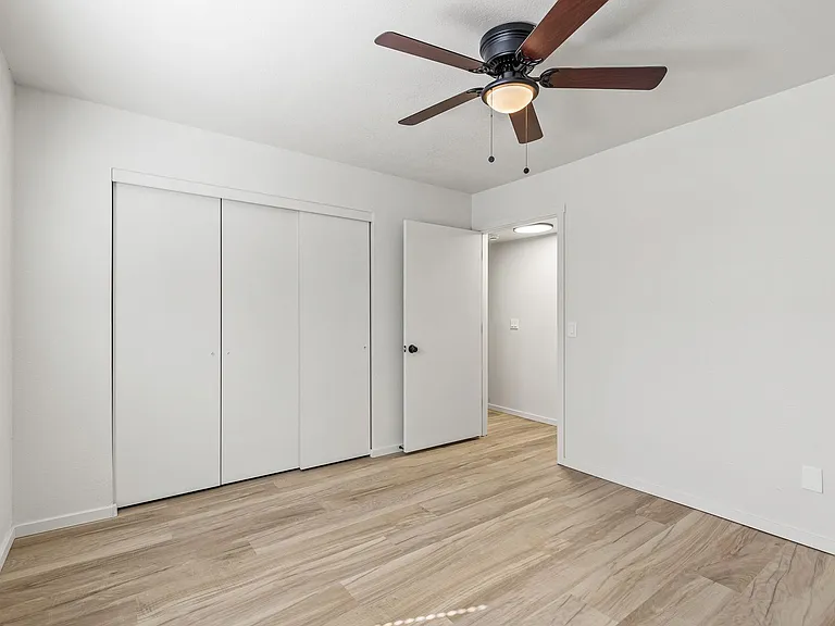 3325 E Lockett Rd — Photo 58