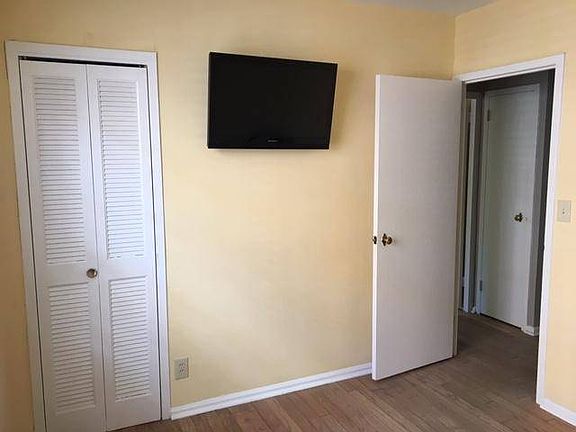 5th image of 19101 Van Aken Blvd APT 226