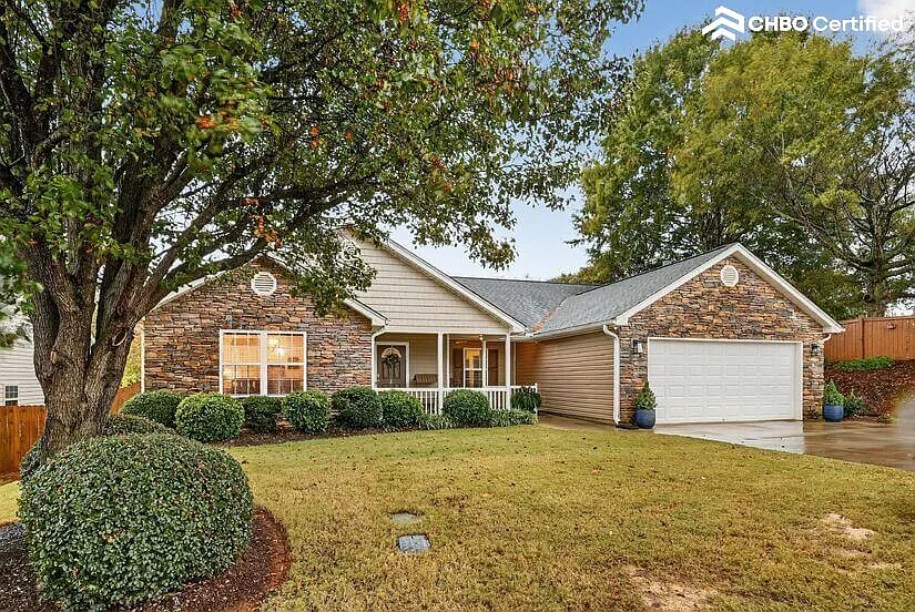 Beautiful 4BR Home Near Downtown Greer — Photo 1