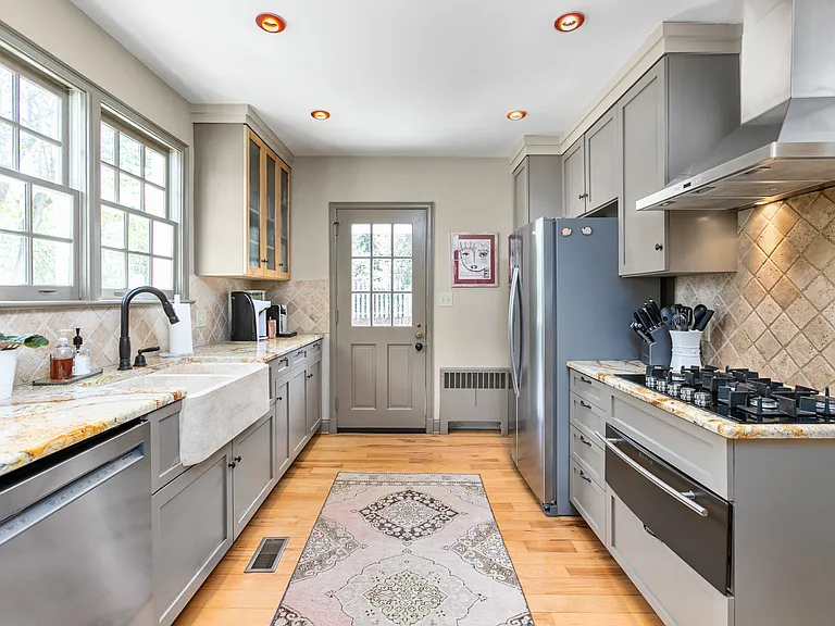 203 Elmwood Dr — Photo 10