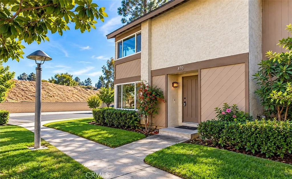 3 bed, 2.5 bath, 1276 sqft, $3,600 — Photo 2
