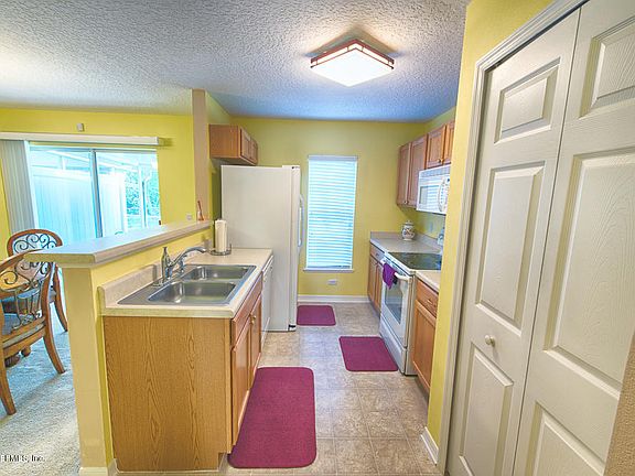 4th image of 11597 Hickory Oak Dr