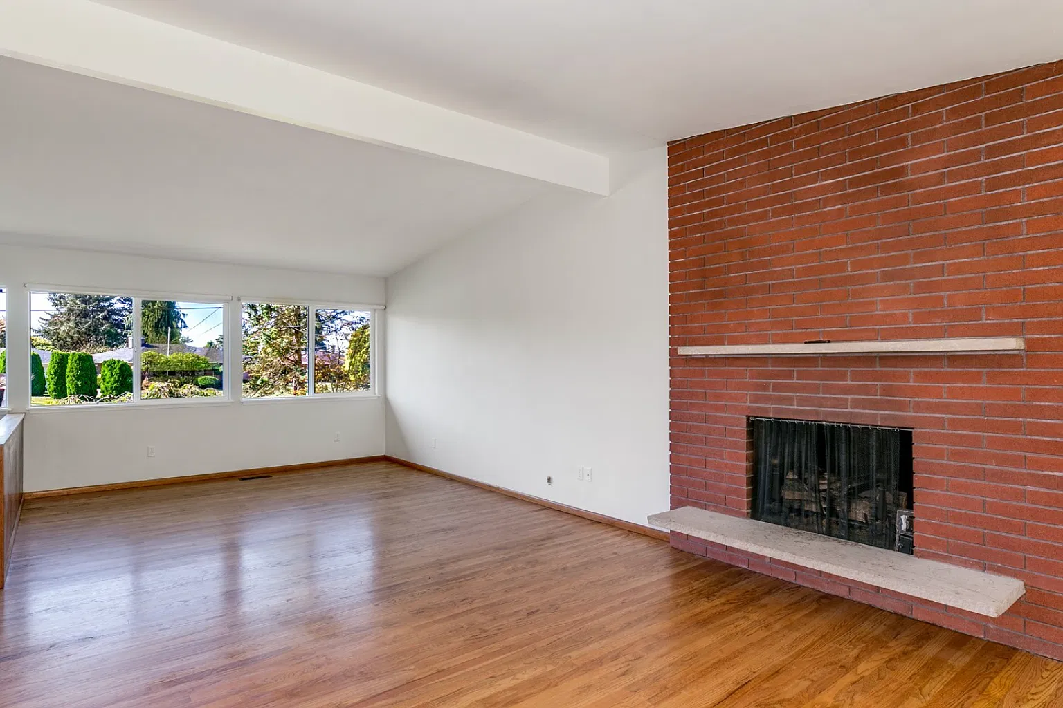 4 bed, 2.5 bath, 2418 sqft, $3,975 — Photo 4