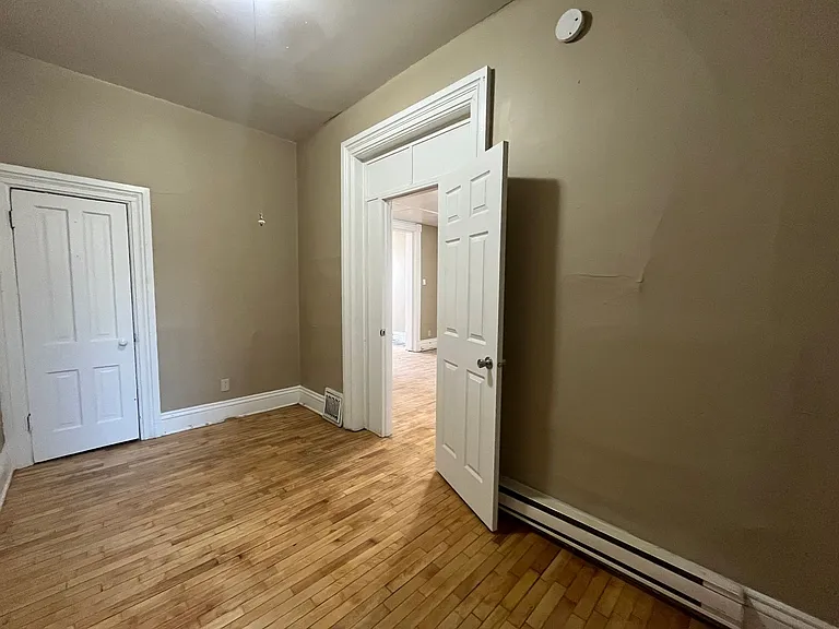 904-906 Burr St — Photo 12
