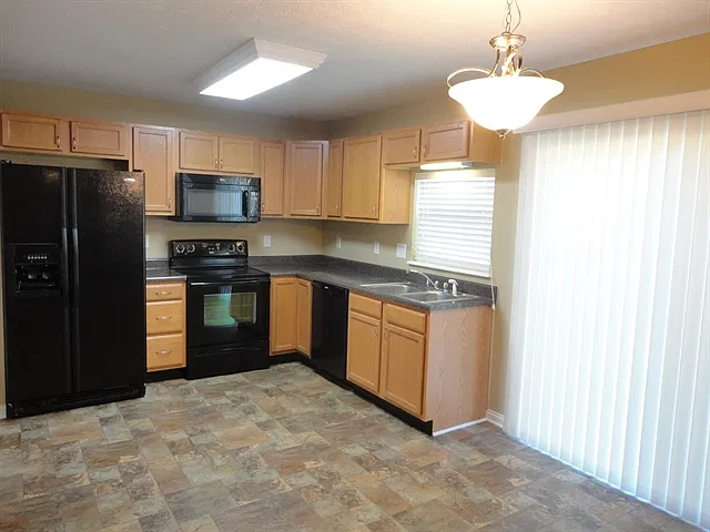 4 bed, 2.5 bath, 1679 sqft, $1,895 — Photo 3