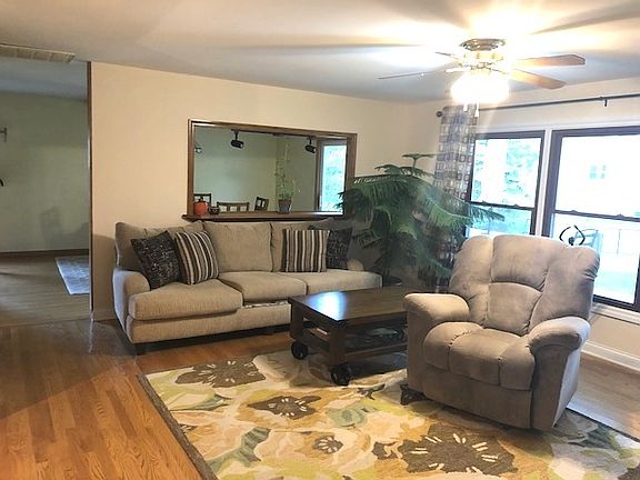 3rd image of 635 Meadowbrook Ln