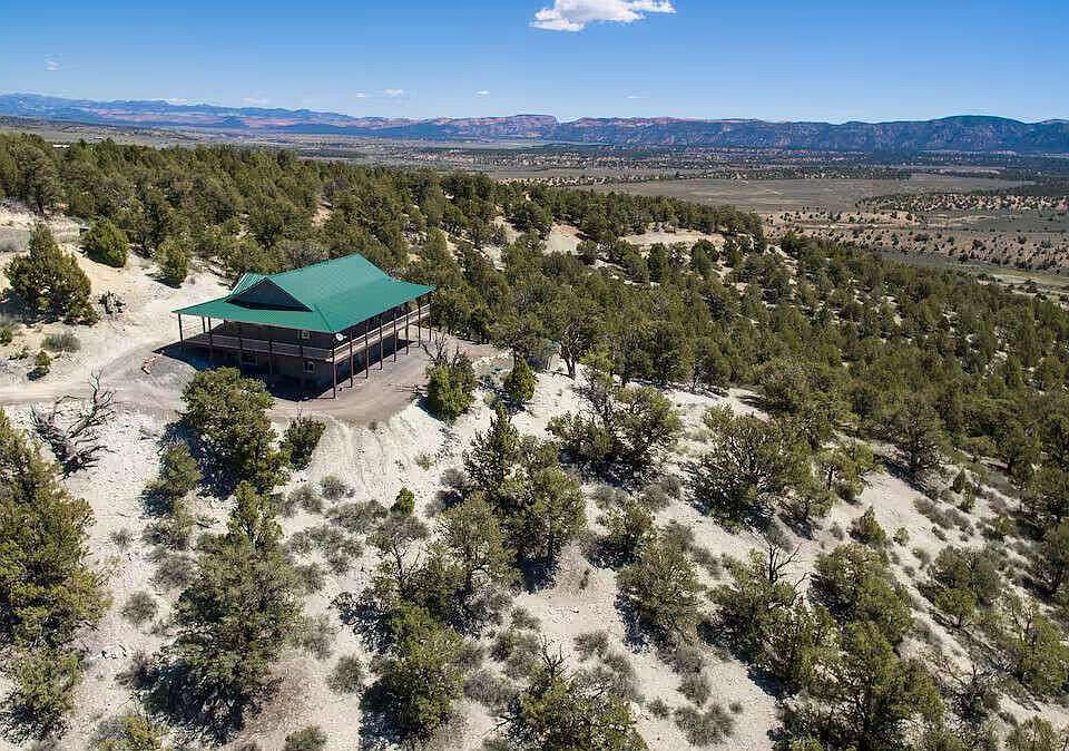 1st image of 1735 W Pinyon Hills Rd