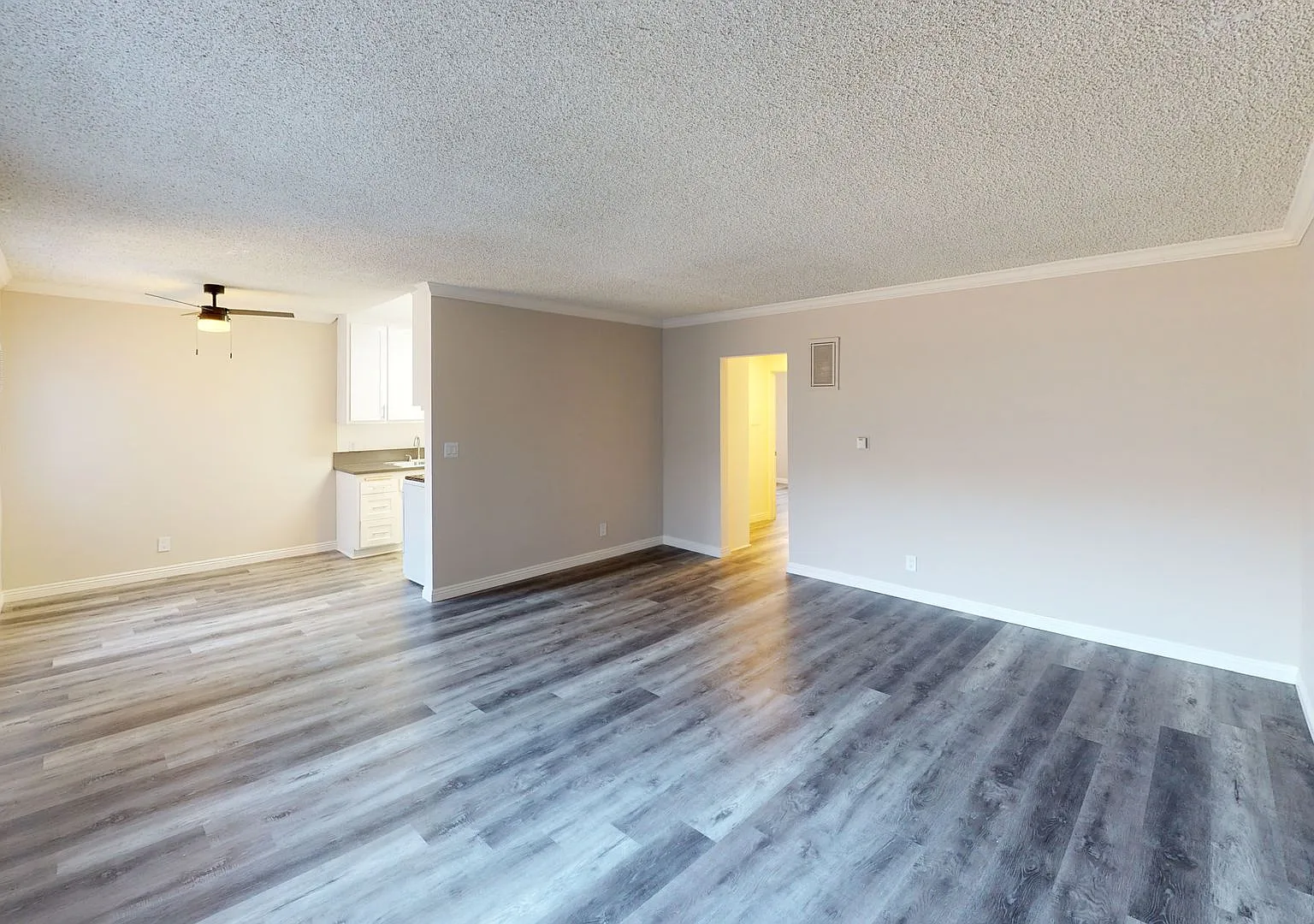 Roscoe Villa Apts — Photo 4