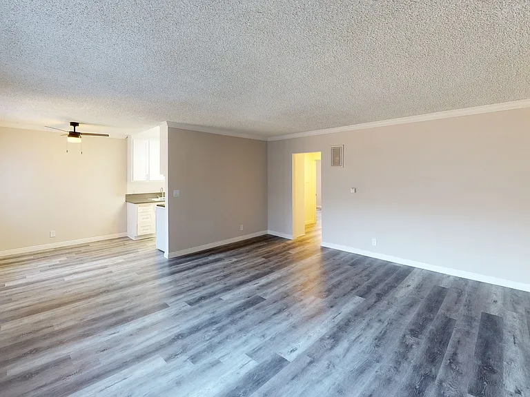 Roscoe Villa Apts — Photo 4