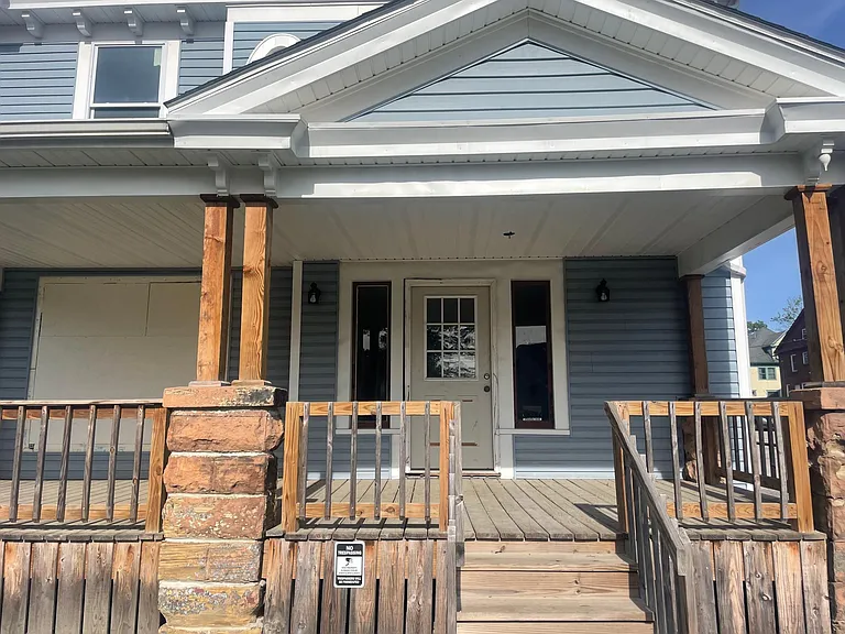 918 Elm St — Photo 2