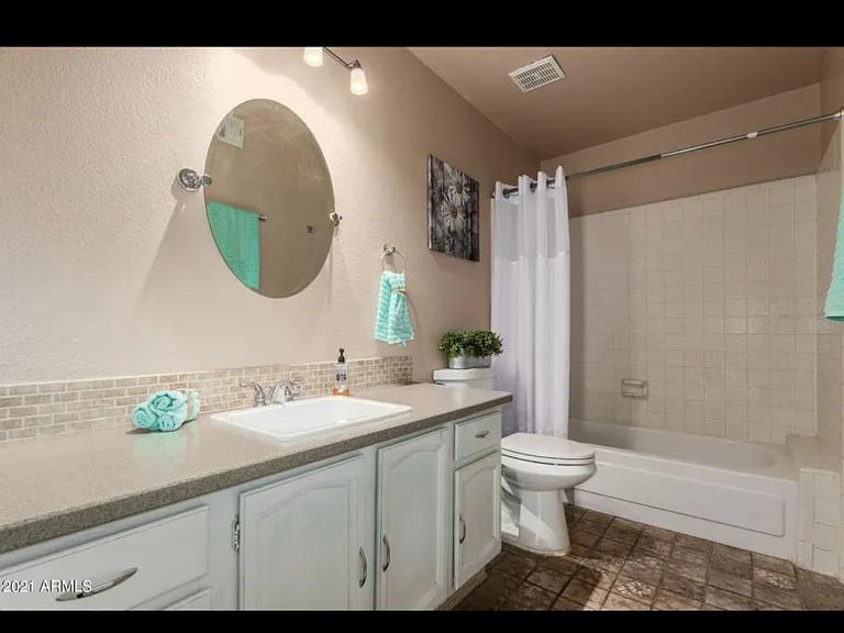 2432 W Dailey St — Photo 22