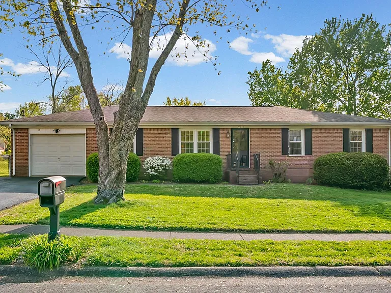 3611 Bahama Dr — Photo 2