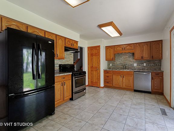 4th image of 16 Hilltop Dr