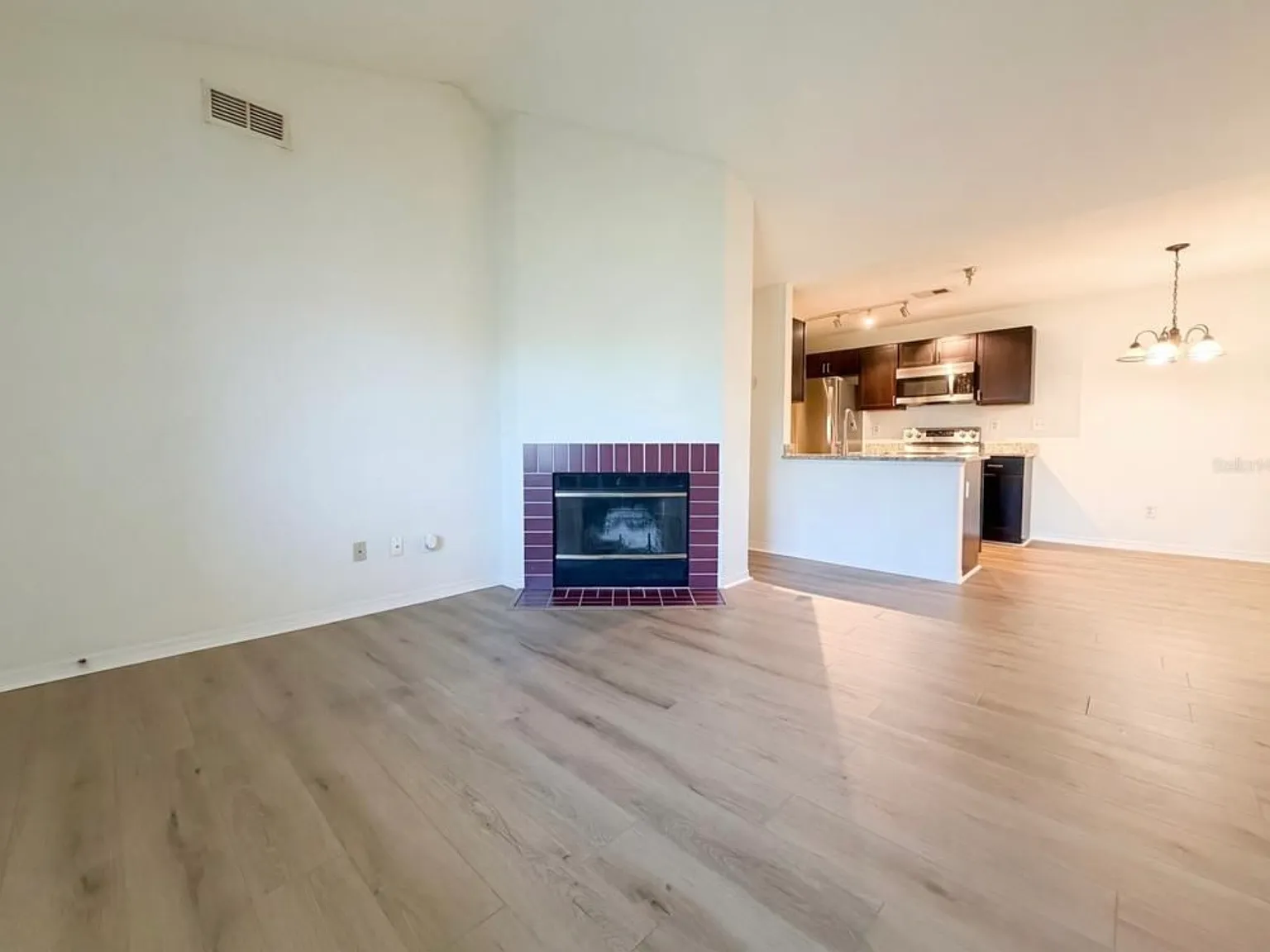 2 bed, 1028 sqft, $1,900 — Photo 2