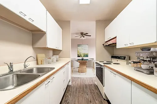 450 Langdon Cres Photo 1