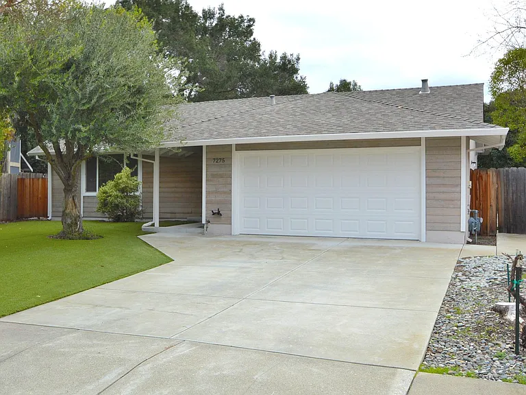 7275 Valley Trails Dr — Photo 1