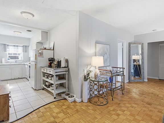 4th image of 207 Lake Shore Rd APT 2