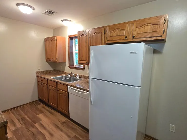 716 S Greenwich Ave — Photo 3