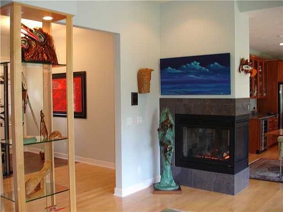4th image of 2220 Kenmore Dr