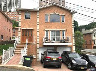 11 Leary Ln #2, Edgewater, NJ 07020