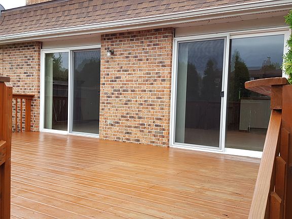 Double sliders to big back deck.