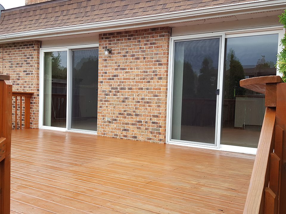 Double sliders to big back deck.