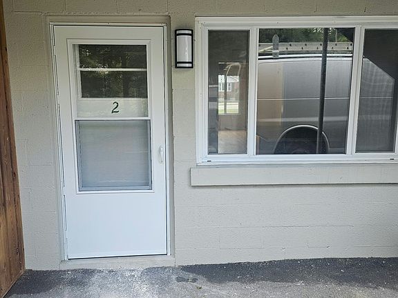 3rd image of 643 S Jefferson St #2