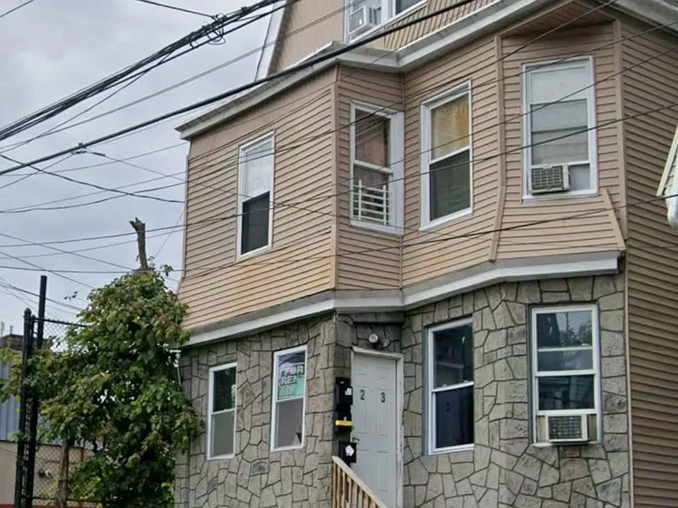 23 Gladstone Ave #1
