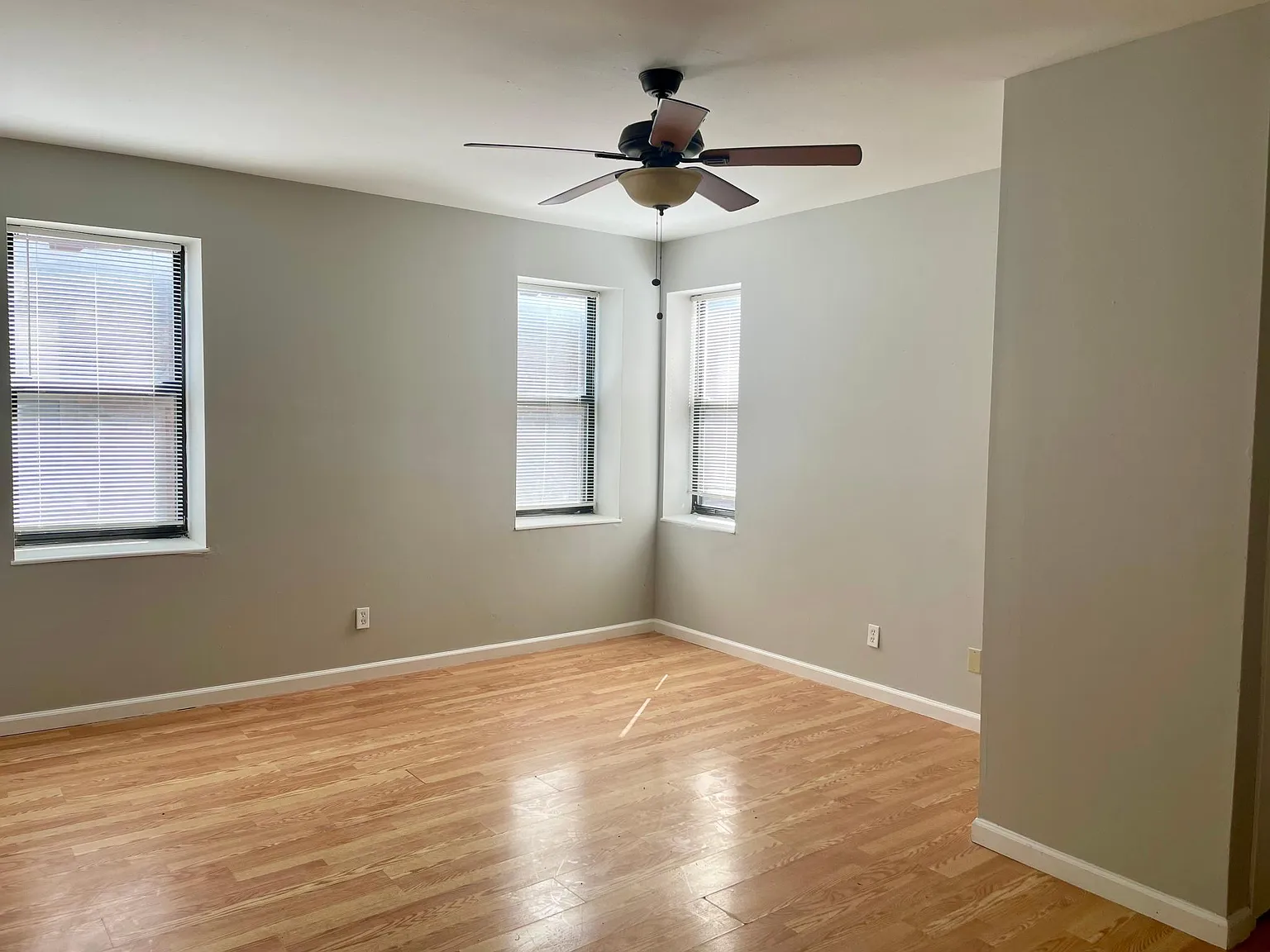 3 bed, 800 sqft, $950 — Photo 1