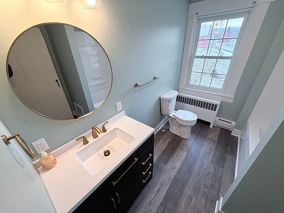 Bathroom with bathtub/shower