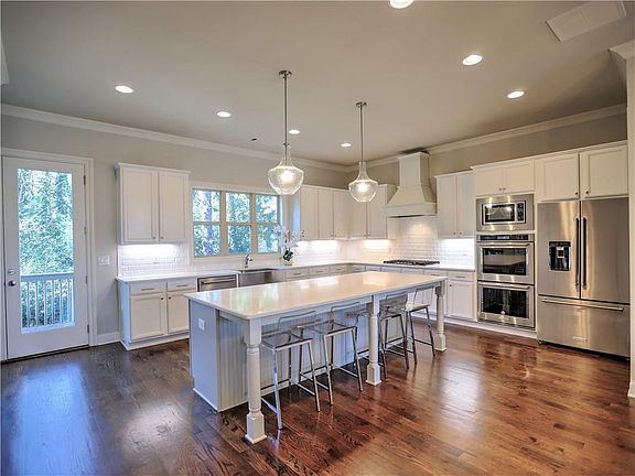 3rd image of 2516 Skyland Dr