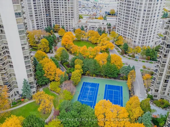 25 Kingsbridge Garden Cir #622, Mississauga, ON L5R 4B1