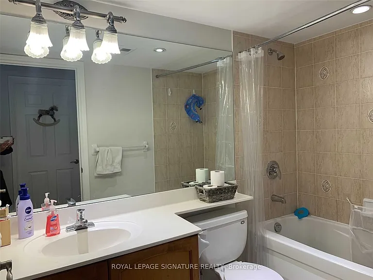 250 Wellington St W #632 — Photo 11