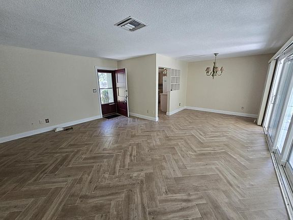 4th image of 2887 Bel Forest Dr