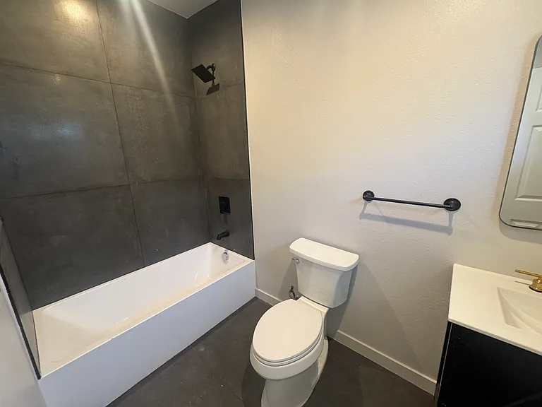 2621 Hillcrest Dr #3/4 — Photo 3
