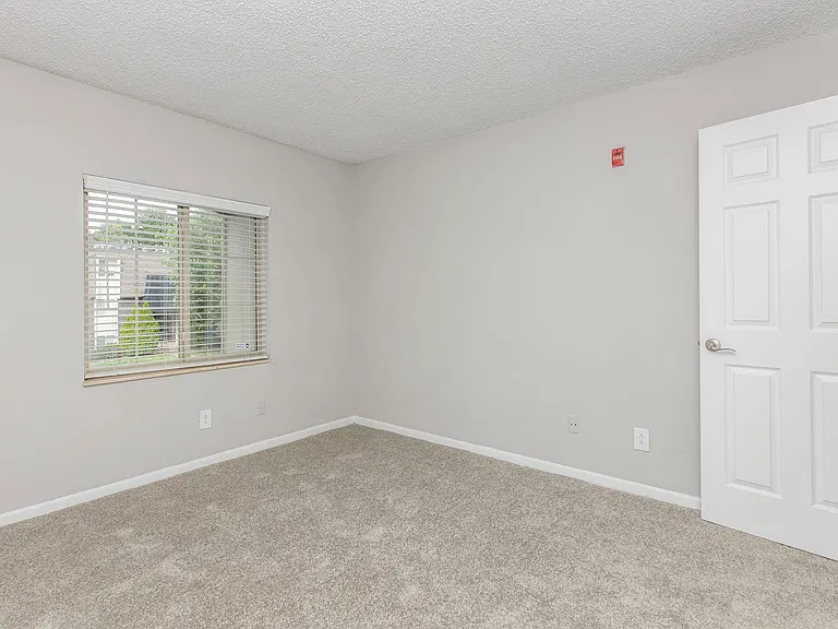 Kingston Pointe Apartments — Photo 27