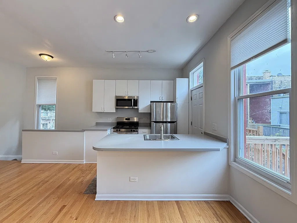 Outstanding 2 Bed, 1 Bath at Winchester + Division (Wicker Park) — Photo 2