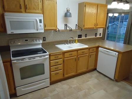 4th image of 5975 Wedgewood Ln N Unit 18
