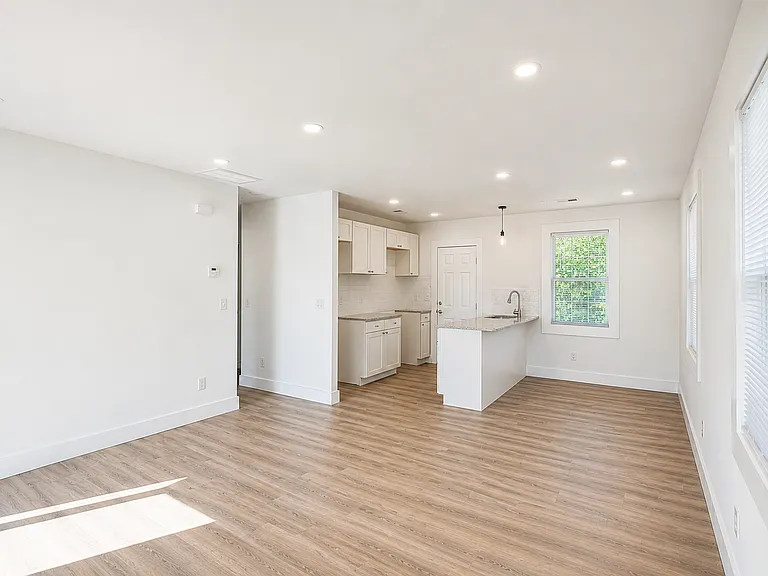 935 Jackson Ave — Photo 3
