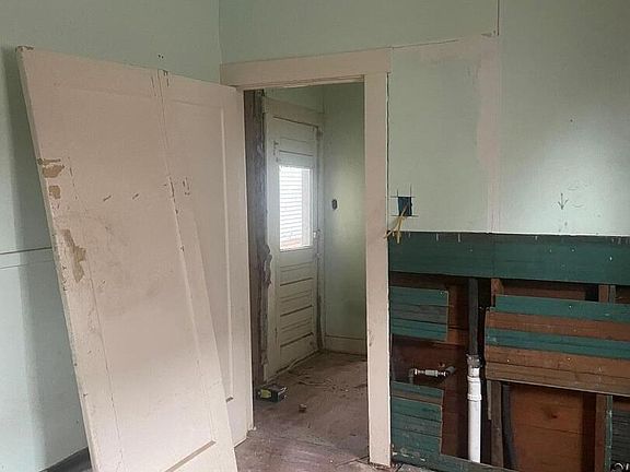 3rd image of 210 MASON ST