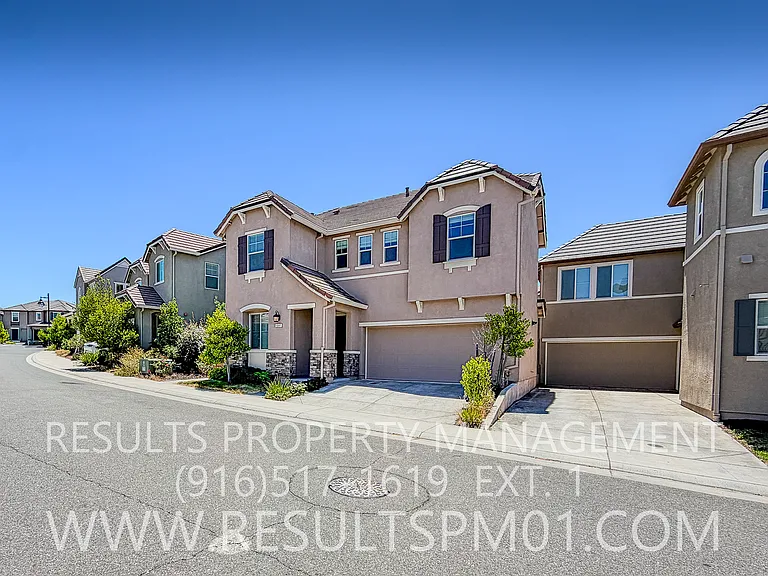 1041 Bridlewood Dr — Photo 2