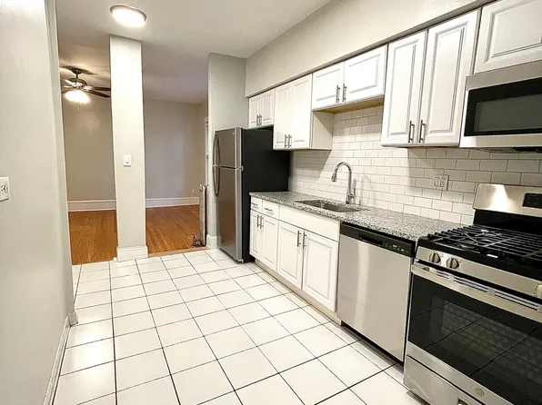840 W Elmwood Ave #1, Evanston, IL 60202