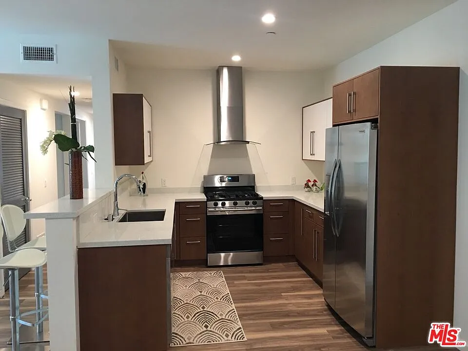 3 bed, 3.0 bath, 1360 sqft, $3,900 — Photo 3
