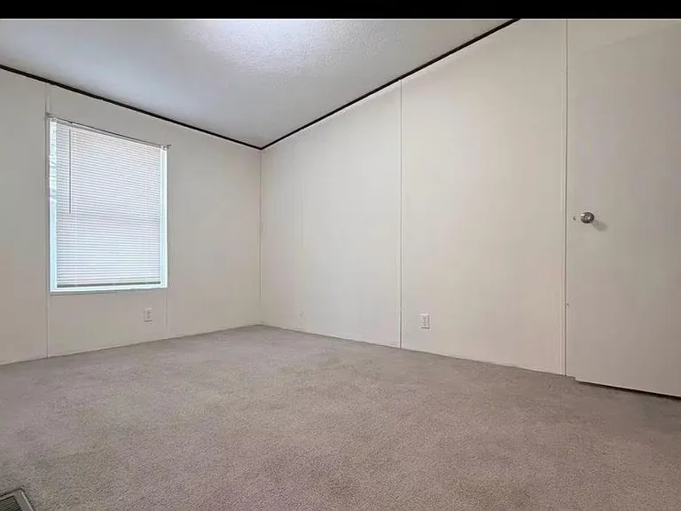 1430 W Howard Ln — Photo 9