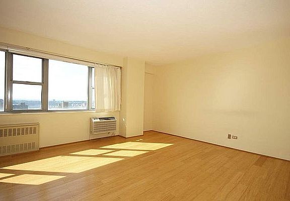 5th image of 100 W 93rd St APT 26E