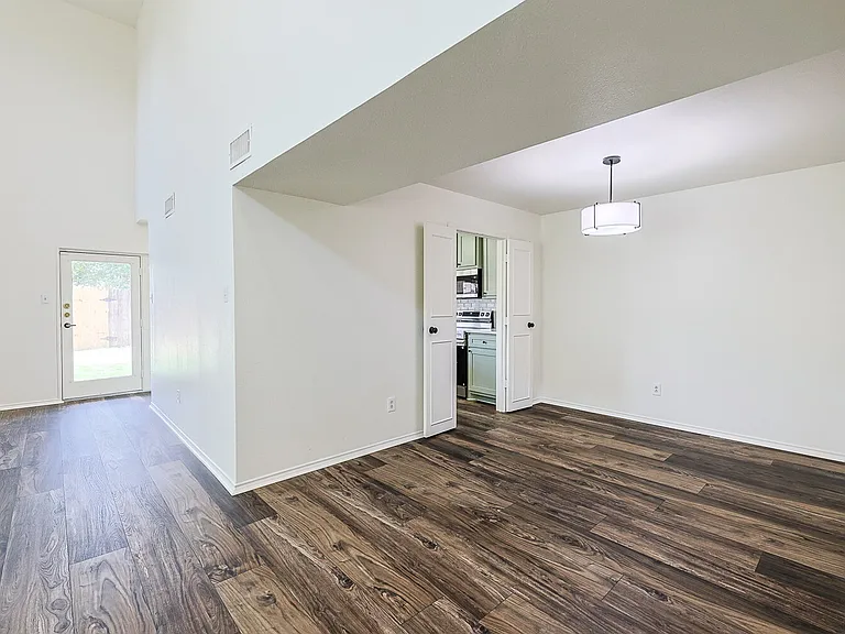8308 Albany Ave — Photo 32