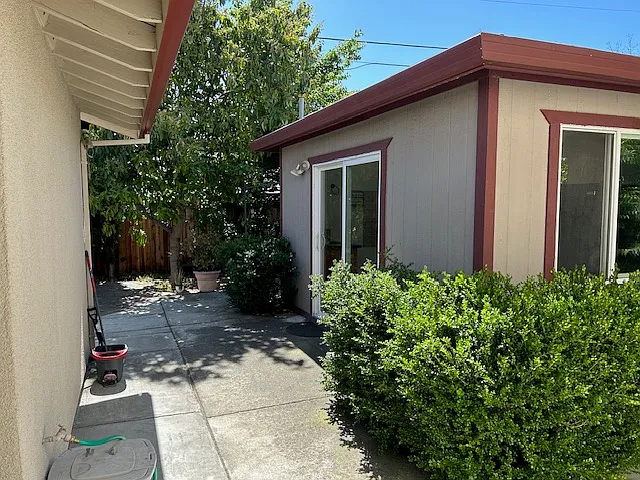 Building Photo - 5556 Sunny Oaks Dr
