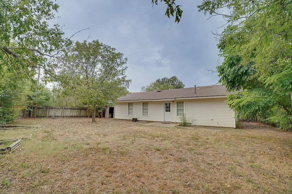 3 bed, 1.0 bath, 952 sqft, $1,895 — Photo 3